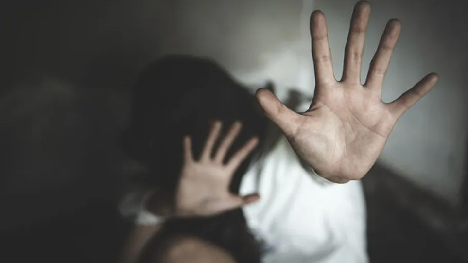 Βόλος: Κατήγγειλε τον άνδρα της για κακοποίηση της ίδιας και των παιδιών τους επειδή μιλούσε με άλλες στο Facebook