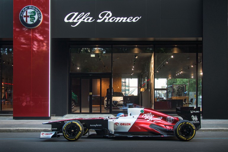 Η «βόλτα» του Bottas με το μονοθέσιο της Alfa Romeo F1 Team ORLEN στους κεντρικούς δρόμους στο Μιλάνο