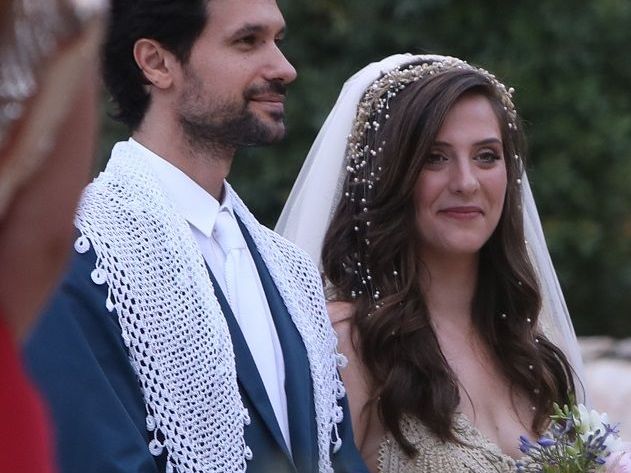 Γάμος Αυγουστίδη: Βρήκαμε τον οίκο που δημιούργησε το macrame νυφικό της Γεωργίας Κρασσά
