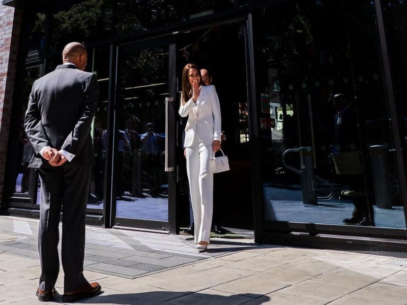 Η Kate Middleton φόρεσε ξανά το λευκό κοστούμι της και έδωσε ένα μήνυμα της γυναικείας ενδυνάμωσης