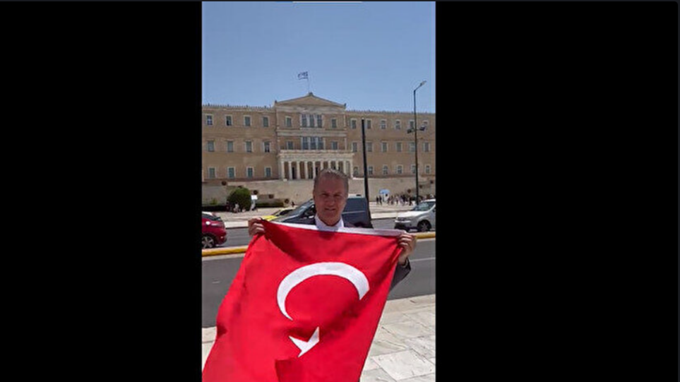 Ελληνοτουρκικά: Τούρκος πολιτικός καλεί σε ειρήνη ανοίγοντας τη σημαία της χώρας του μπροστά στη Βουλή