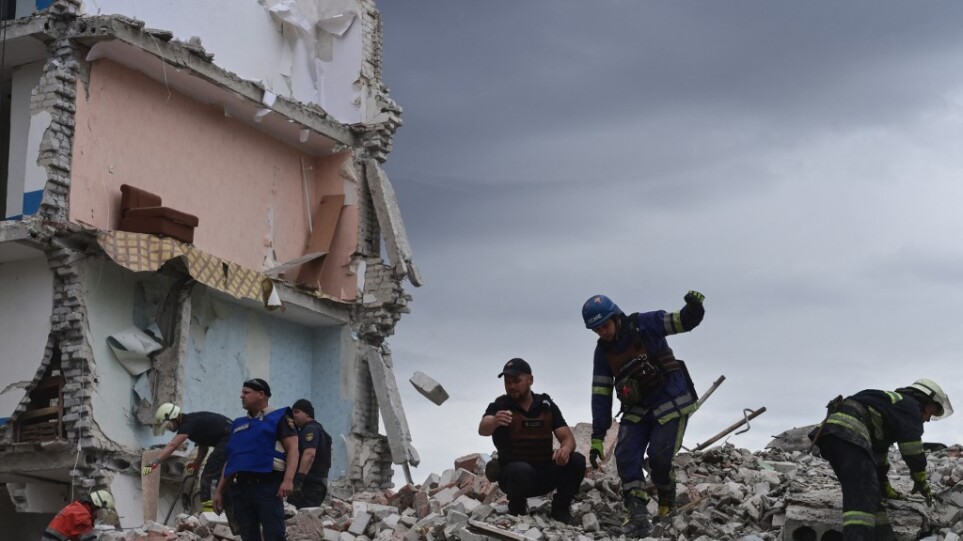 Ουκρανία: Τουλάχιστον έξι νεκροί από την κατάρρευση πολυκατοικίας στο Ντονέτσκ έπειτα από ρωσικό βομβαρδισμό