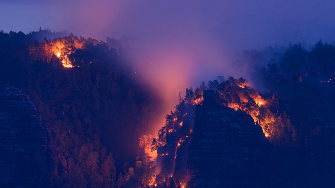 Ανεξέλεγκτη για 4η μέρα η μεγάλη φωτιά στο εθνικό πάρκο στα σύνορα Τσεχίας και Γερμανίας