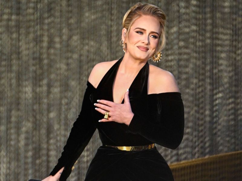 Η Adele επέστρεψε στη σκηνή του Λονδίνου με δύο ολόμαυρες εμφανίσεις σε glamorous στυλ