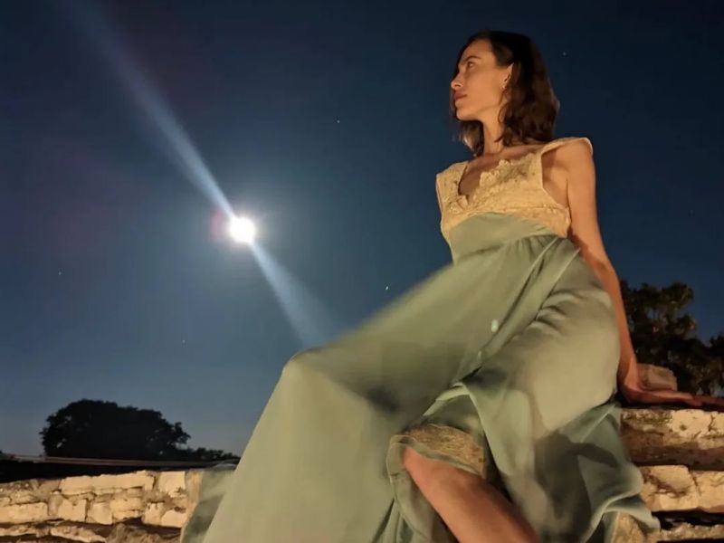 Η Alexa Chung φόρεσε ένα vintage νυχτικό στις διακοπές της- Η απόλυτη δικαίωση του slip dress