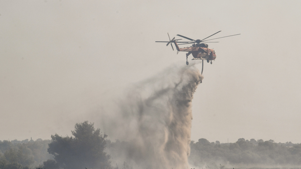 Οριοθετημένη η πυρκαγιά στον Ασπρόπυργο – Καλύτερη η εικόνα στην Ηλεία