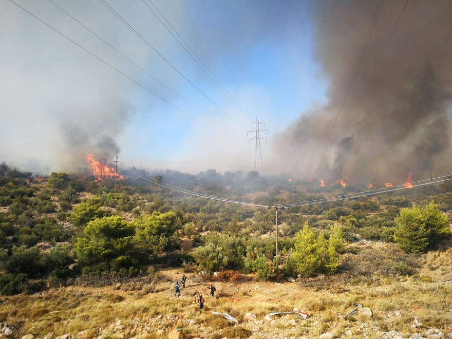 Χωρίς ενεργό μέτωπο η φωτιά στη Μάνδρα – Δείτε φωτογραφίες