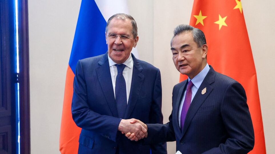 Οι σχέσεις Πεκίνου-Μόσχας δείχνουν «ισχυρή ανθεκτικότητα» και «στρατηγική αποφασιστικότητα», σύμφωνα με τον Κινέζο ΥΠΕΞ