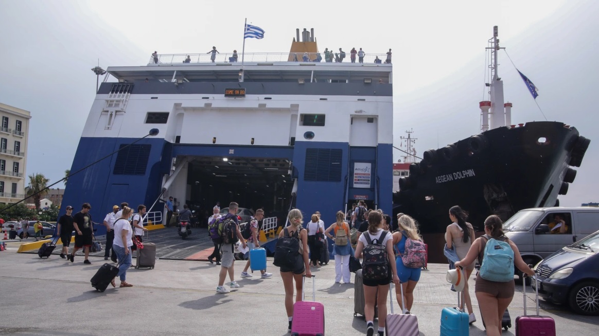 Αυξημένη η κίνηση στα λιμάνια Πειραιά, Ραφήνας, Λαυρίου: Πάνω από 45.000 επιβάτες αναχώρησαν την Παρασκευή