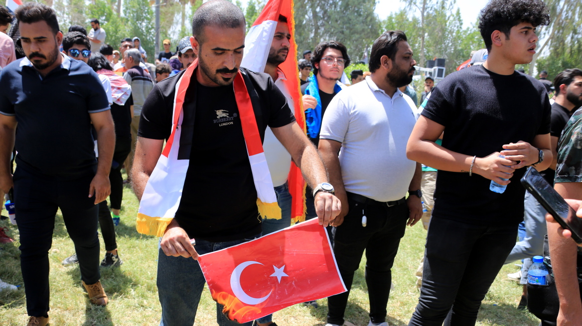 Διαδηλωτές στο Ιράκ καίνε τουρκικές σημαίες – Οργή για την πολύνεκρη επίθεση