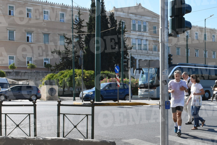 Νικολά Σαρκοζί: Μούσκεμα τρέχει στο κέντρο της Αθήνας – Δείτε φωτογραφίες