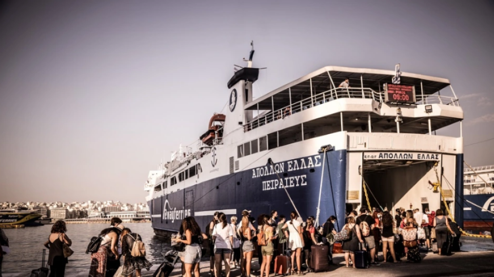 Αυξημένη η κίνηση στα Λιμάνια: 21.225 επιβάτες αναχώρησαν χθες από τον Πειραιά