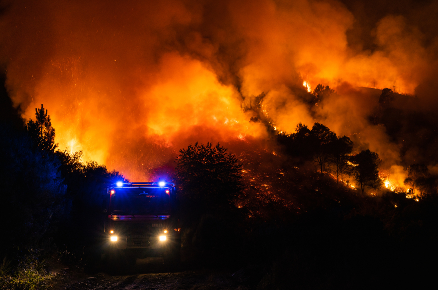 Καύσωνας στην Ισπανία: Σκηνές τρόμου – Φλόγες περικυκλώνουν τρένο