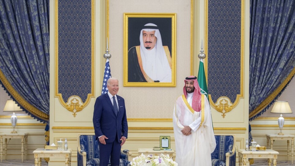 Ο Μπάιντεν χαιρετίζει από τη Σαουδική Αραβία την αύξηση της παραγωγής πετρελαίου