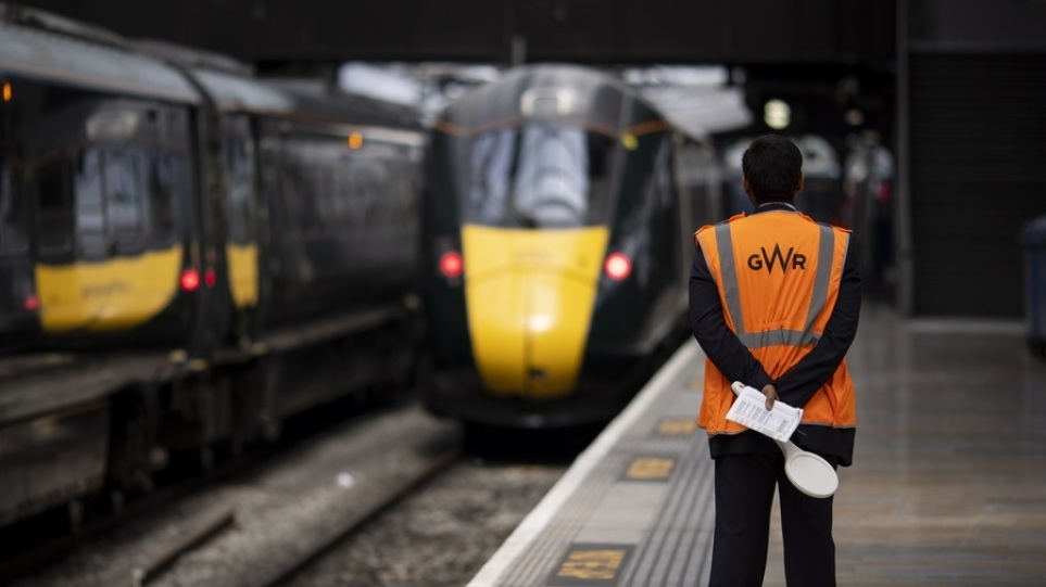 Βρετανία: Απεργιακές κινητοποιήσεις αποφάσισαν οι εργαζόμενοι στα τρένα