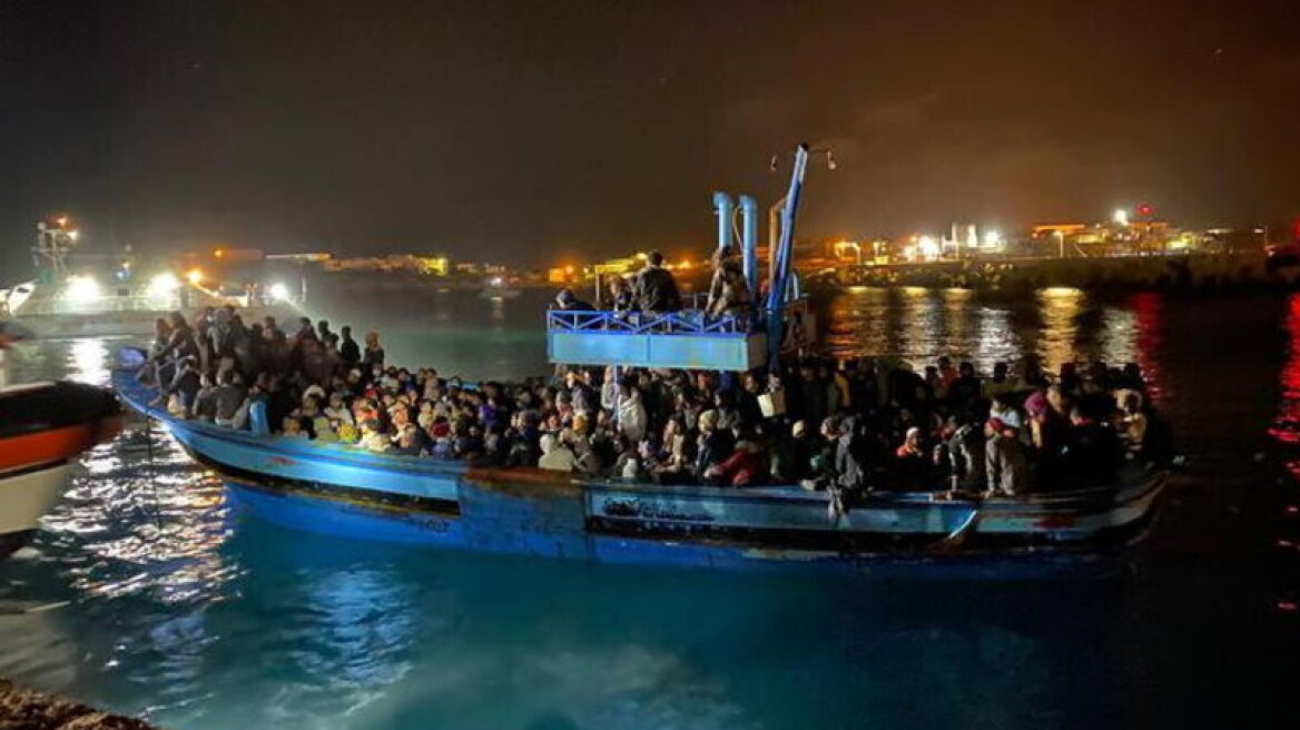 Ιταλία: Πάνω από 1.000 μετανάστες αποβιβάστηκαν στη χώρα – Πέντε ανασύρθηκαν νεκροί από τη θάλασσα
