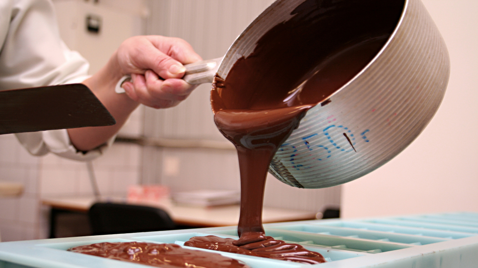 Σαλμονέλα: Γιατί εντοπίζεται σε σοκολατένια προϊόντα – Το μεγαλύτερο εργοστάσιο στον κόσμο και η Kinder