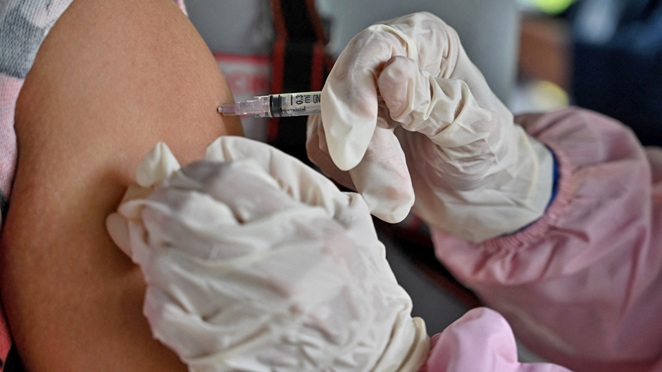 Κορωνοϊός: Η τέταρτη δόση του εμβολίου παρέχει έξτρα προστασία στους ηλικιωμένους έναντι της Omicron