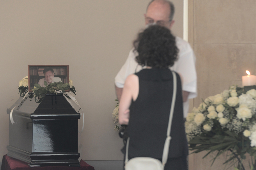 Ηλίας Νικολακόπουλος: Αυτή την ώρα το τελευταίο αντίο στο Α’ Νεκροταφείο