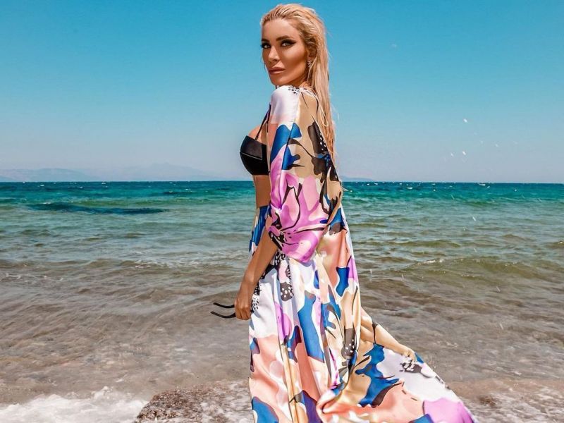 Κατερίνα Καινούργιου: Σου προτείνει το πιο elegant look παραλίας αν αγαπάς και εσύ το χρώμα