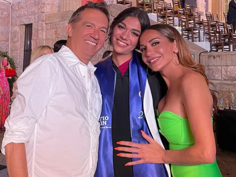 Δέσποινα Βανδή: Εντυπωσιακή στην αποφοίτηση της Μελίνας- Μαμά και κόρη με matching neon φορέματα