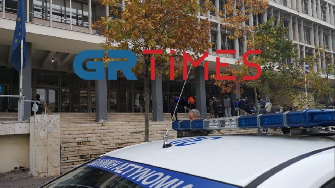 Θεσσαλονίκη: Πέταξαν Μπογιές και τρικάκια στην είσοδο των Δικαστηρίων
