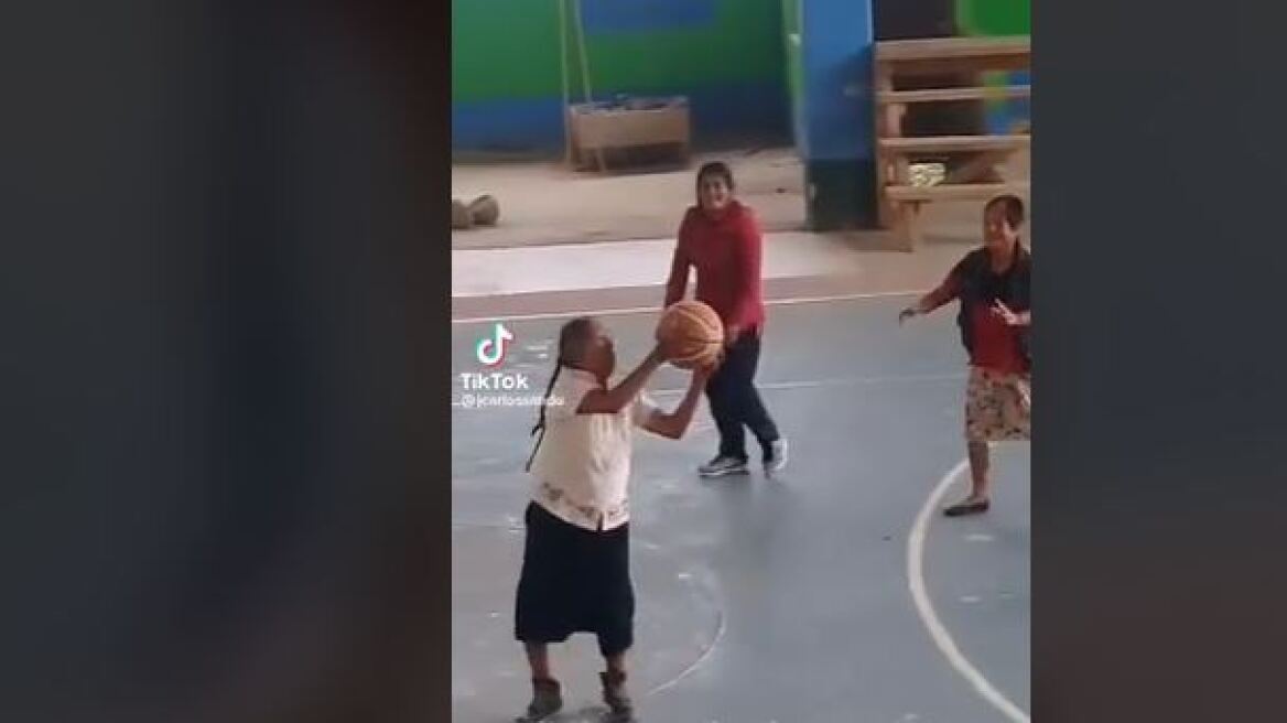 Μεξικό: H 71χρονη «γιαγιά Τζόρνταν» έγινε viral στο TikTok με το ταλέντο της στο μπάσκετ