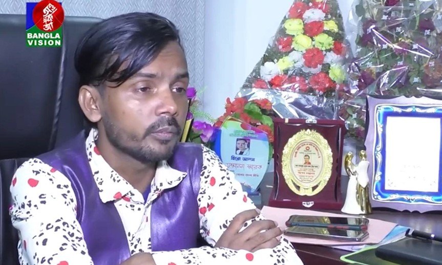 Μπανγκλαντές: Η αστυνομία προσήγαγε έναν τραγουδιστή επειδή «δολοφονούσε» εθνικές επιτυχίες