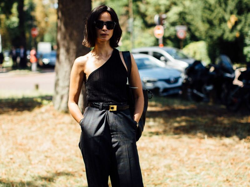 5 ενημερωμένοι τρόποι για να φορέσεις το μαύρο σου παντελόνι και το καλοκαίρι