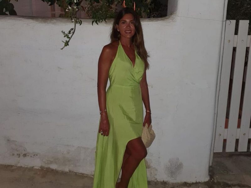 Η Σταματίνα Τσιμτσιλή ξεχώρισε με το neon φόρεμα της στα σοκάκια του νησιού