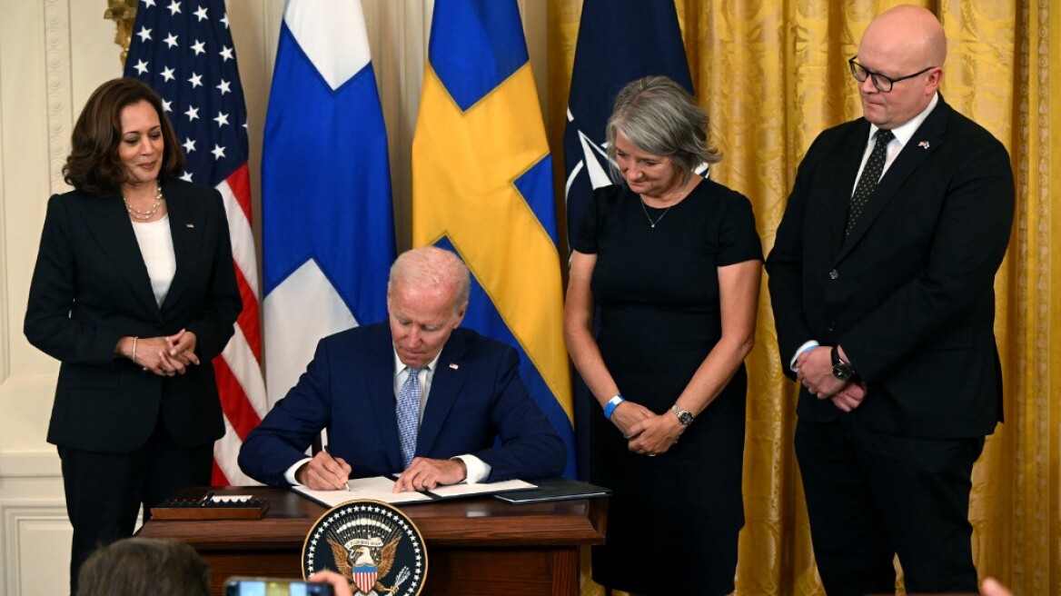 NATO: Ο Μπάιντεν υπέγραψε και επικύρωσε την έγκριση της εισδοχής Σουηδίας και Φινλανδίας