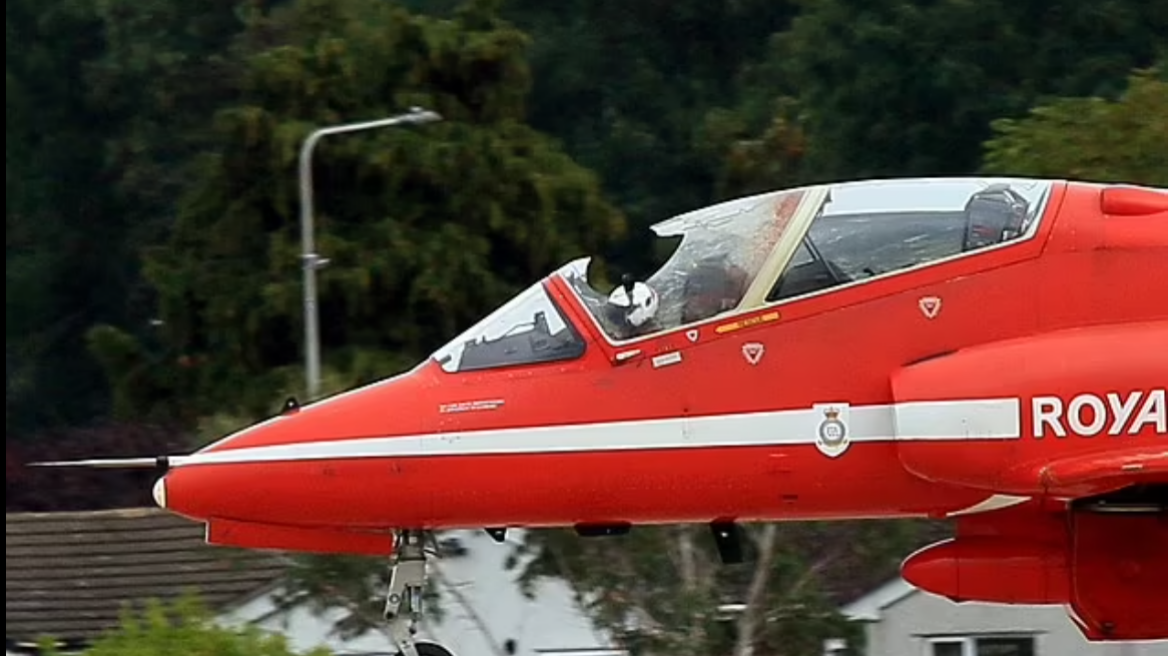 Βρετανία: Αναγκαστική προσγείωση για «κόκκινο βέλος» – Πουλί χτύπησε τον θόλο του πιλοτηρίου του