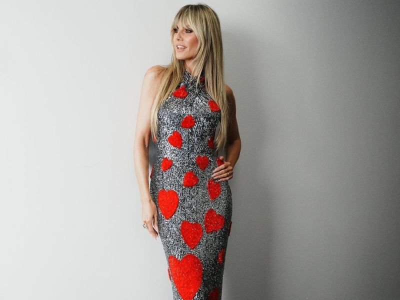 Heidi Klum: Με ασημί maxi φόρεμα είχε ένα fashion moment γεμάτο «καρδούλες»