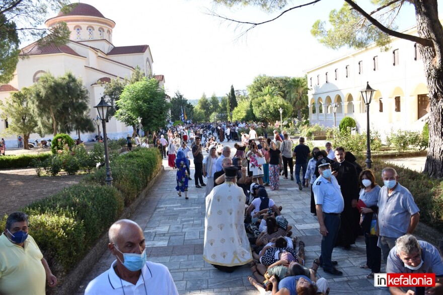 Κεφαλονιά: Πλήθος πιστών στη μεταφορά του σκηνώματος του Αγίου Γερασίμου