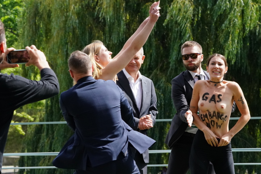 Γερμανία: Ακτιβίστριες δείχνουν τα… στήθη τους στον Σολτς και ζητούν «εμπάργκο στο ρωσικό φυσικό αέριο, τώρα»