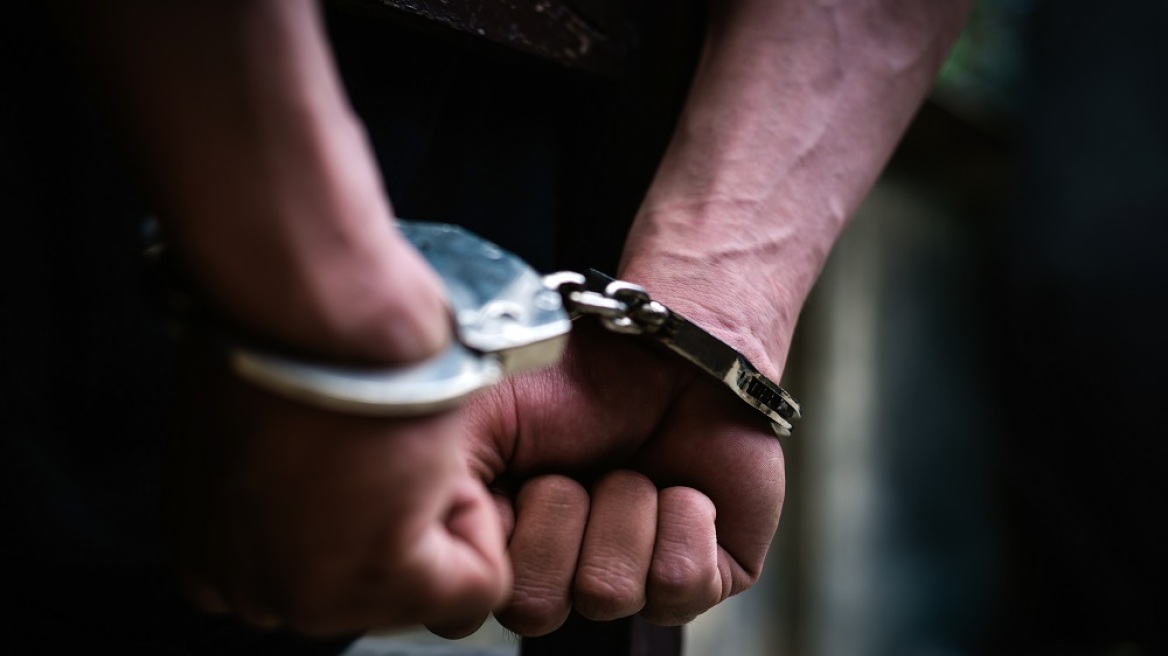 Αμαλιάδα: Χειροπέδες σε 17χρονο για το μαχαίρωμα 19χρονου έξω από μπαρ στην Κουρούτα