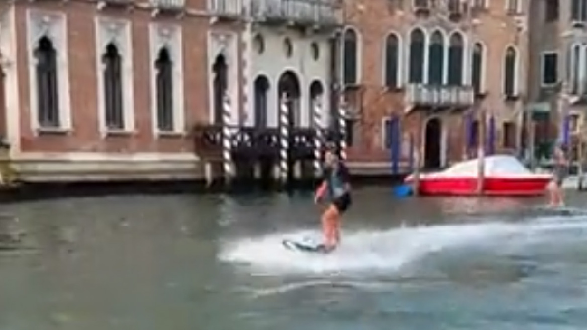 Πρόστιμα 1.500 ευρώ στους «ανόητους τουρίστες» που σέρφαραν στο Μεγάλο Κανάλι της Βενετίας