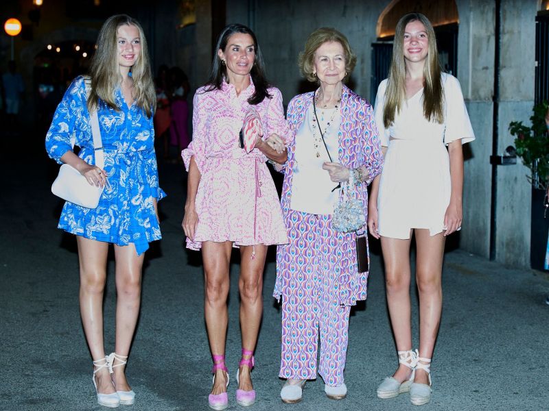 Mini φόρεμα + εσπαντρίγιες: Η βασίλισσα Letizia και οι κόρες της με ασορτί σύνολα στη Μαγιόρκα