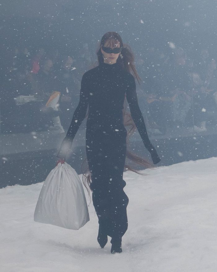 O οίκος Balenciaga λανσάρει μία luxury «σακούλα σκουπιδιών»- Κοινωνικό πείραμα ή υψηλή μόδα;