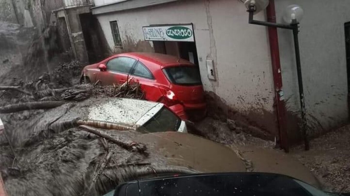 Ισχυρές βροχοπτώσεις στη νότια Ιταλία – Χείμαρροι παρέσυραν αυτοκίνητα