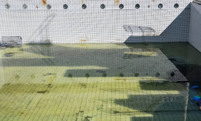 Απίστευτο περιστατικό στην Κρήτη: Τουρίστας έκανε βουτιά σε άδεια πισίνα