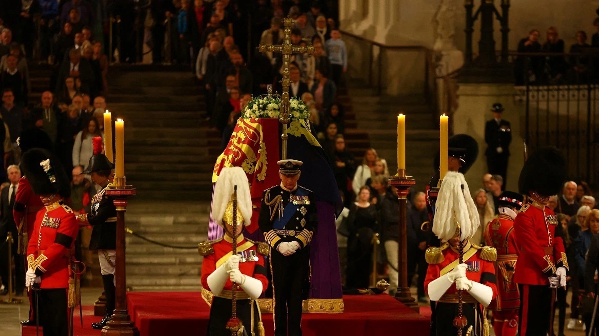 Βασίλισσα Ελισάβετ: Περιμένουν «όσο χρειαστεί» στην τεράστια ουρά για να αποτίσουν φόρο τιμής
