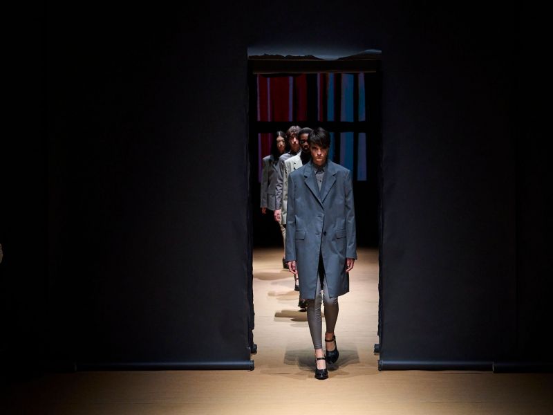 Milan Fashion Week:Η νέα μινιμαλιστική στολή της Prada και η αμφιλεγόμενη κιτς διάθεση του Moschino