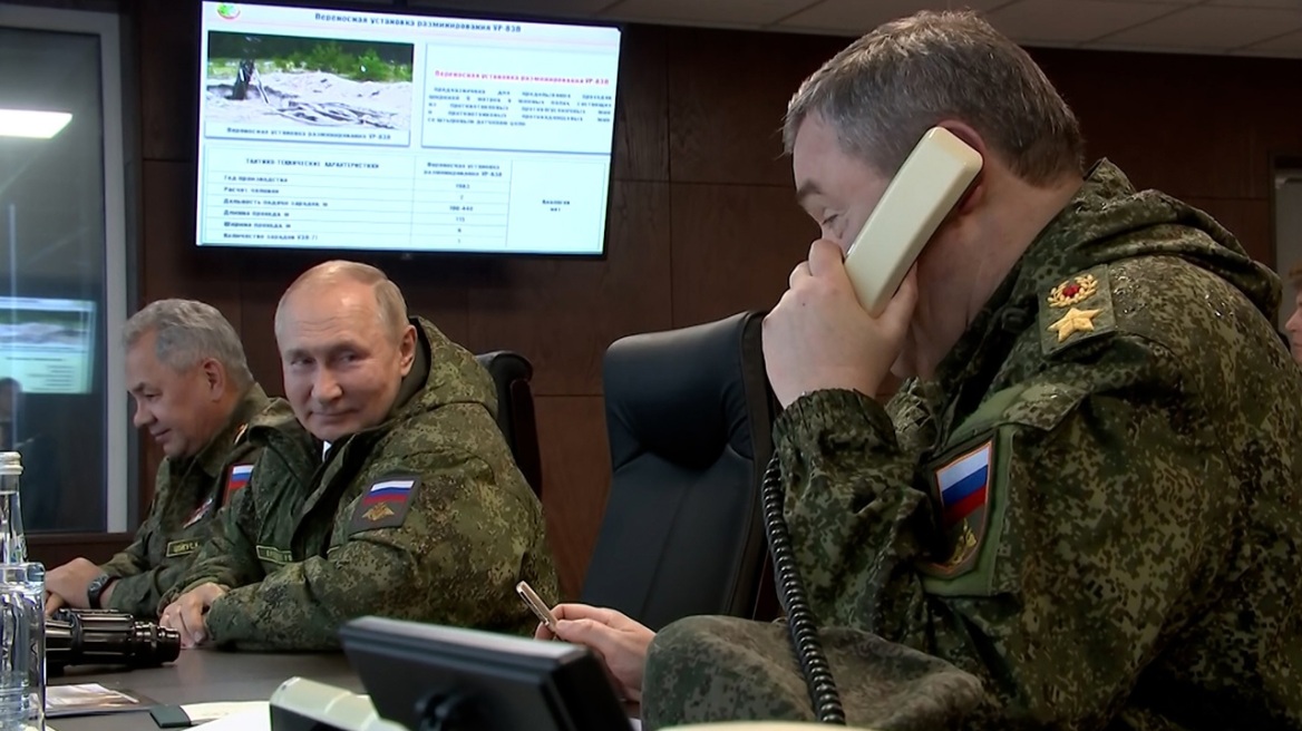 Ο Πούτιν παρακολουθεί χαμογελαστός τα στρατιωτικά γuμνάσια στη ρωσική άπω ανατολή – Δείτε βίντεο