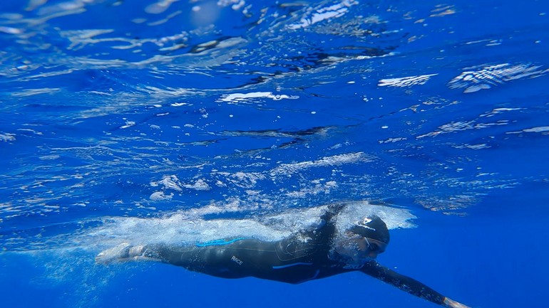 Ο νέος άθλος του Σπύρου Χρυσικόπουλου- Κολύμπησε 130 χλμ και έφθασε χωρίς διακοπή από τη Ρόδο στο Καστελόριζο