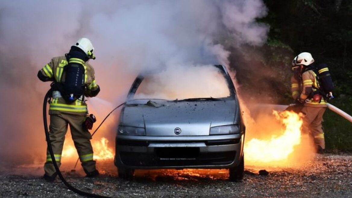 Κρήτη: Παρά τρίχα γλίτωσε οικογένεια, όταν το αυτοκίνητο τυλίχθηκε στις φλόγες – Πήγαιναν για προσκύνημα