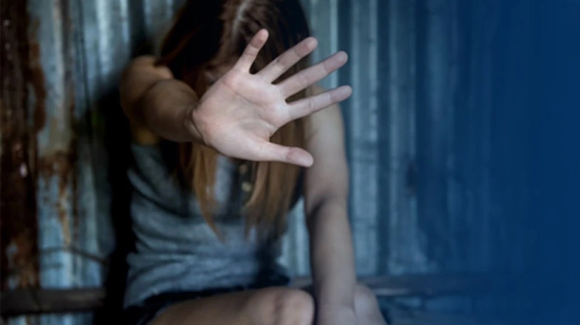 Κρήτη: «Ήθελα να μιλήσω, αλλά οι γονείς μου με απειλούσαν» λέει η 17χρονη που ξυλοκοπήθηκε από τον πατέρα της