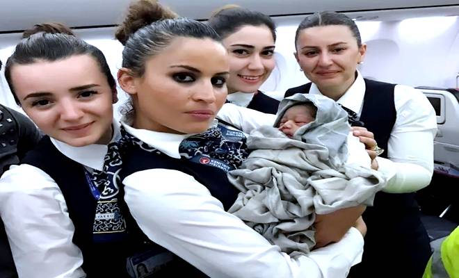 Μωρό που γεννήθηκε κατά τη διάρκεια πτήσης παίρνει από την αεροπορική εταιρεία δωρεάν εισιτήρια για μια ζωή