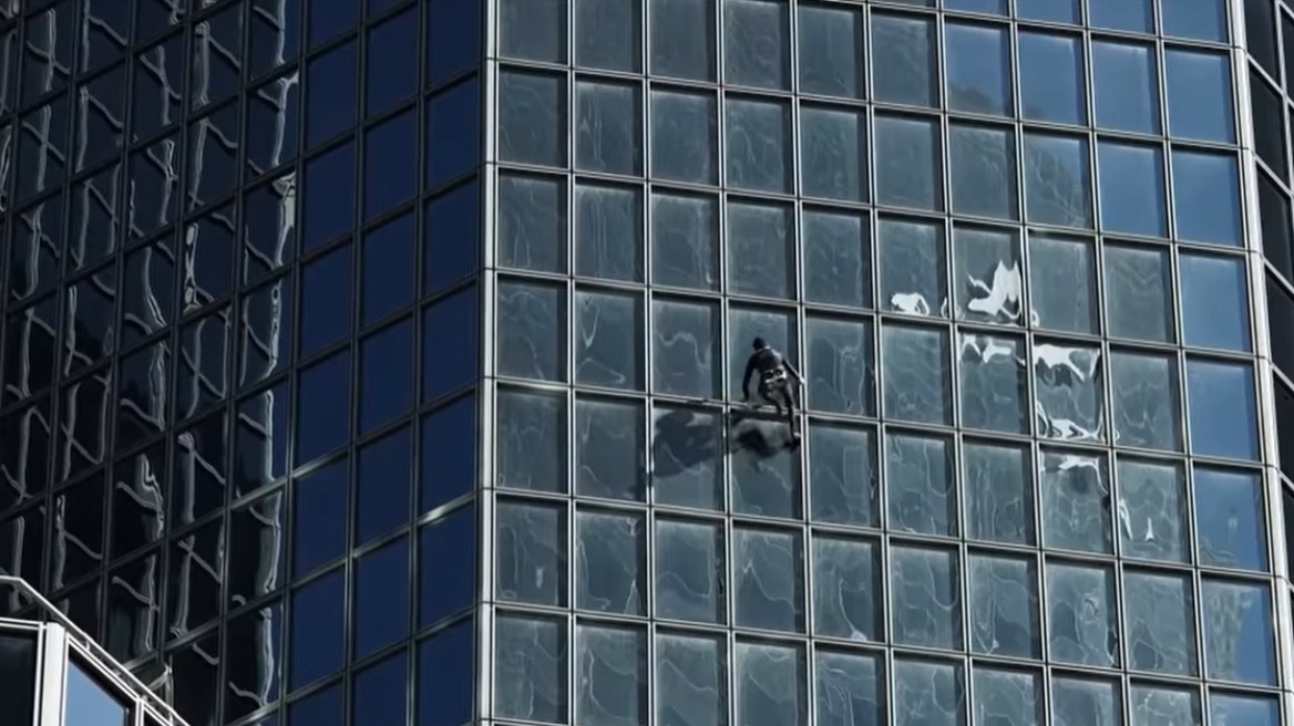 Ο Γάλλος Spiderman έγινε 60 χρονών και σκαρφάλωσε σε ουρανοξύστη 48 ορόφων στο Παρίσι