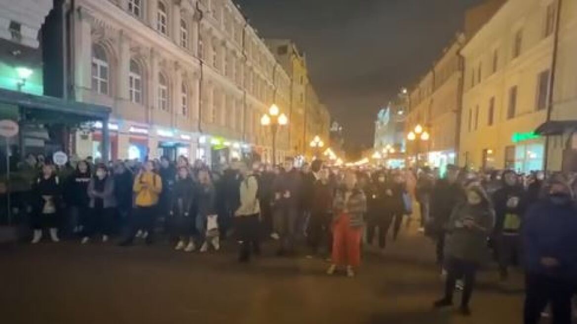 Ρωσία: Πάνω από 1.000 συλλήψεις σε διαδηλώσεις κατά της επιστράτευσης του Πούτιν – Δείτε βίντεο